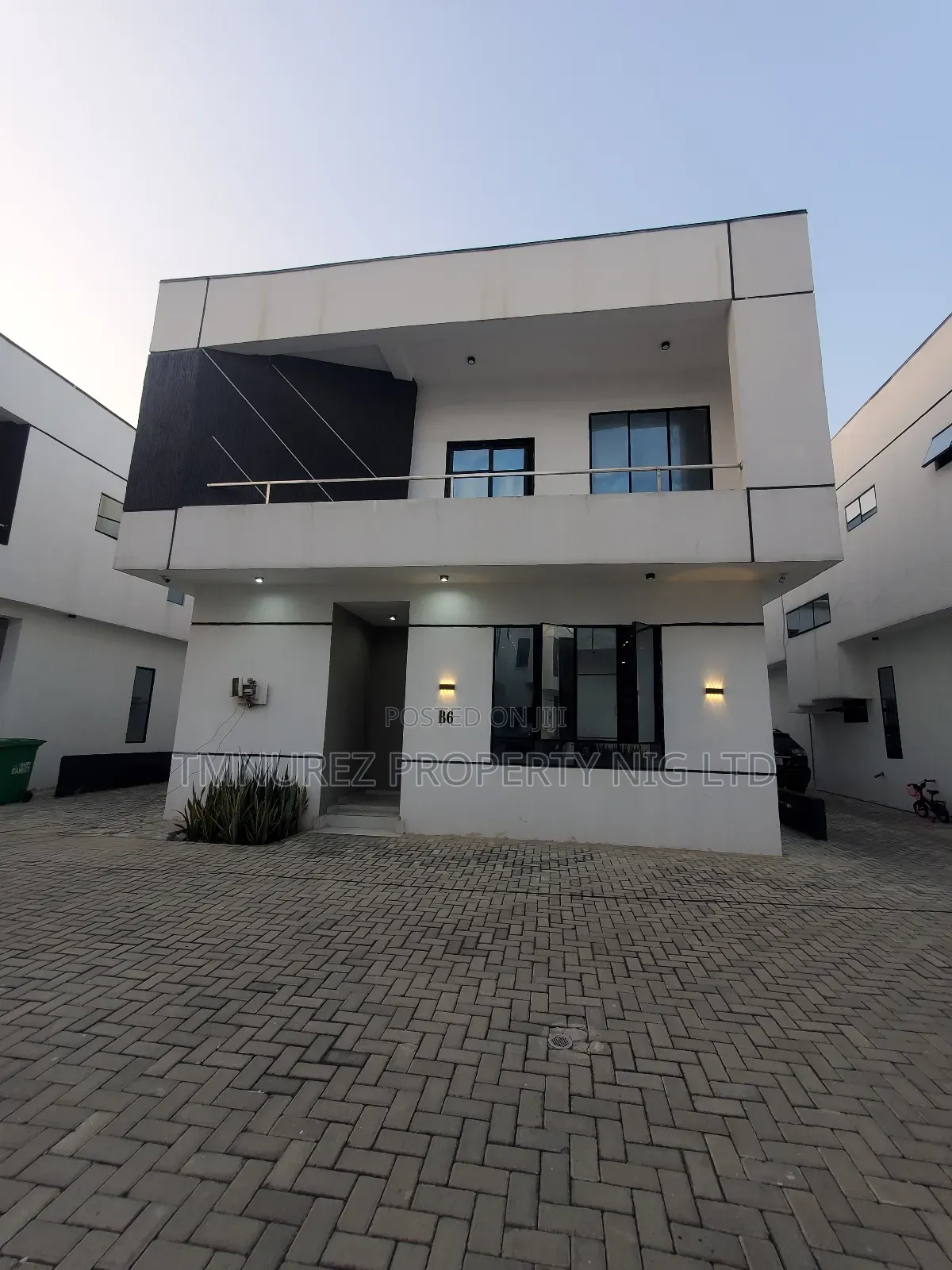 4bdrm Duplex in Orchild Road, Chevron for sale in Chevron