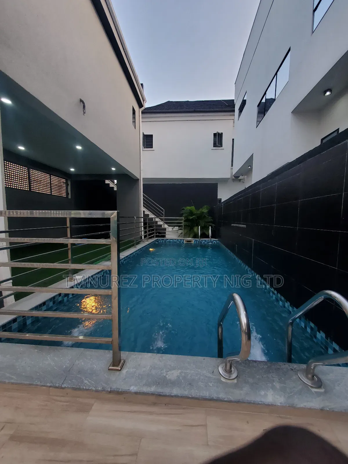4bdrm Duplex in Orchild Road, Chevron for sale in Chevron