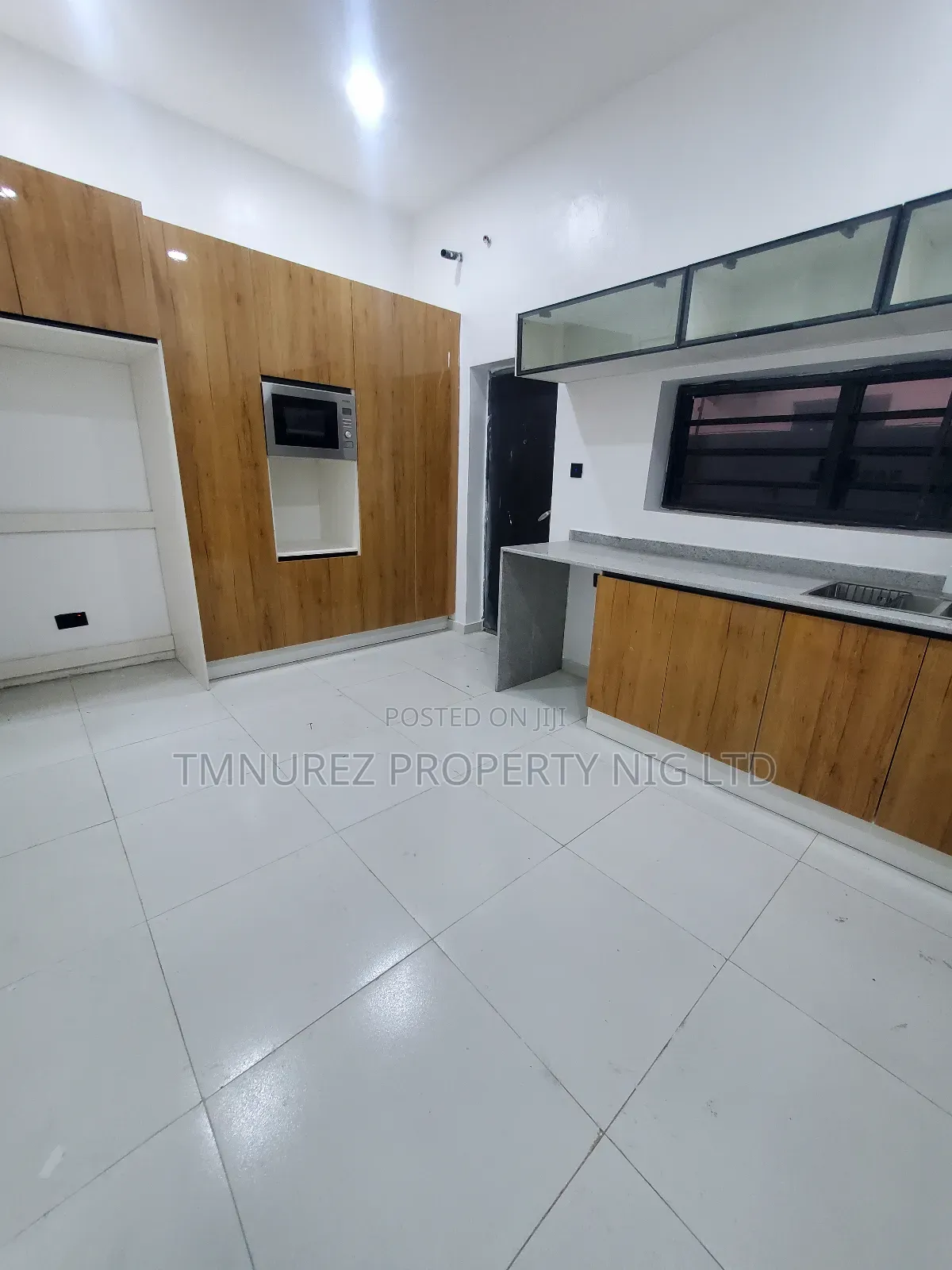 4bdrm Duplex in Orchild Road, Chevron for sale in Chevron