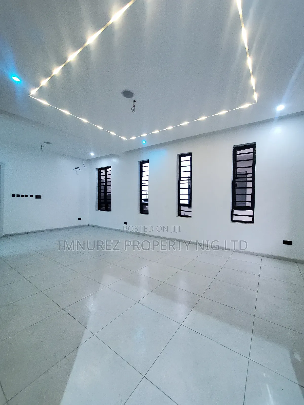 4bdrm Duplex in Orchild Road, Chevron for sale in Chevron