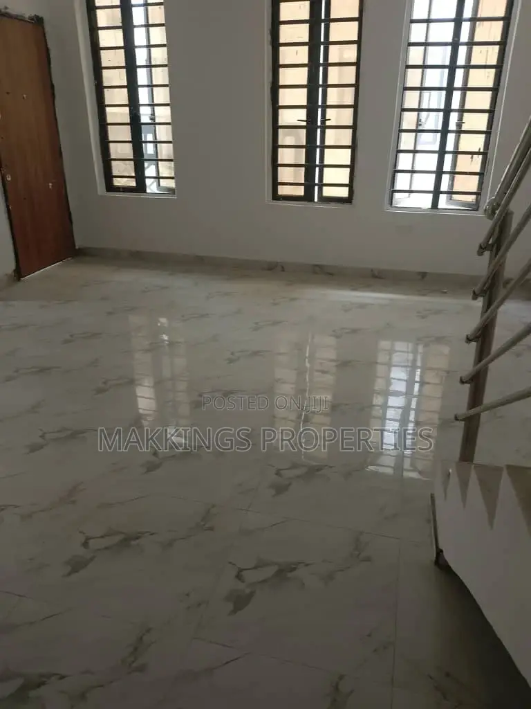 3bdrm Duplex in Chevron for sale in Chevron