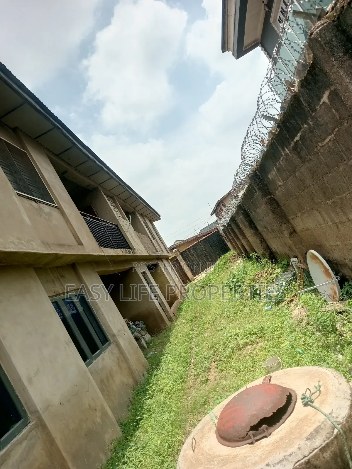 3bdrm Block of Flats in Akingbade, Alakia for sale in Alakia