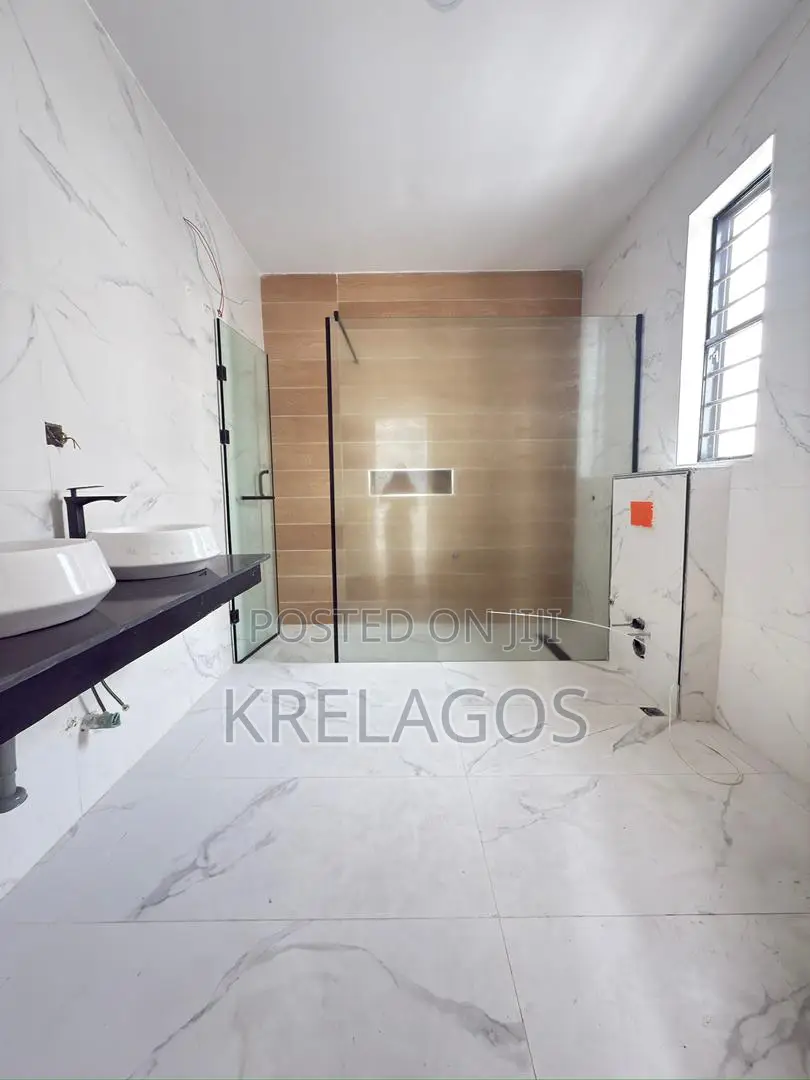 5bdrm Duplex in Chevron for sale in Chevron
