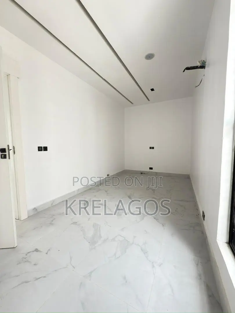 5bdrm Duplex in Chevron for sale in Chevron