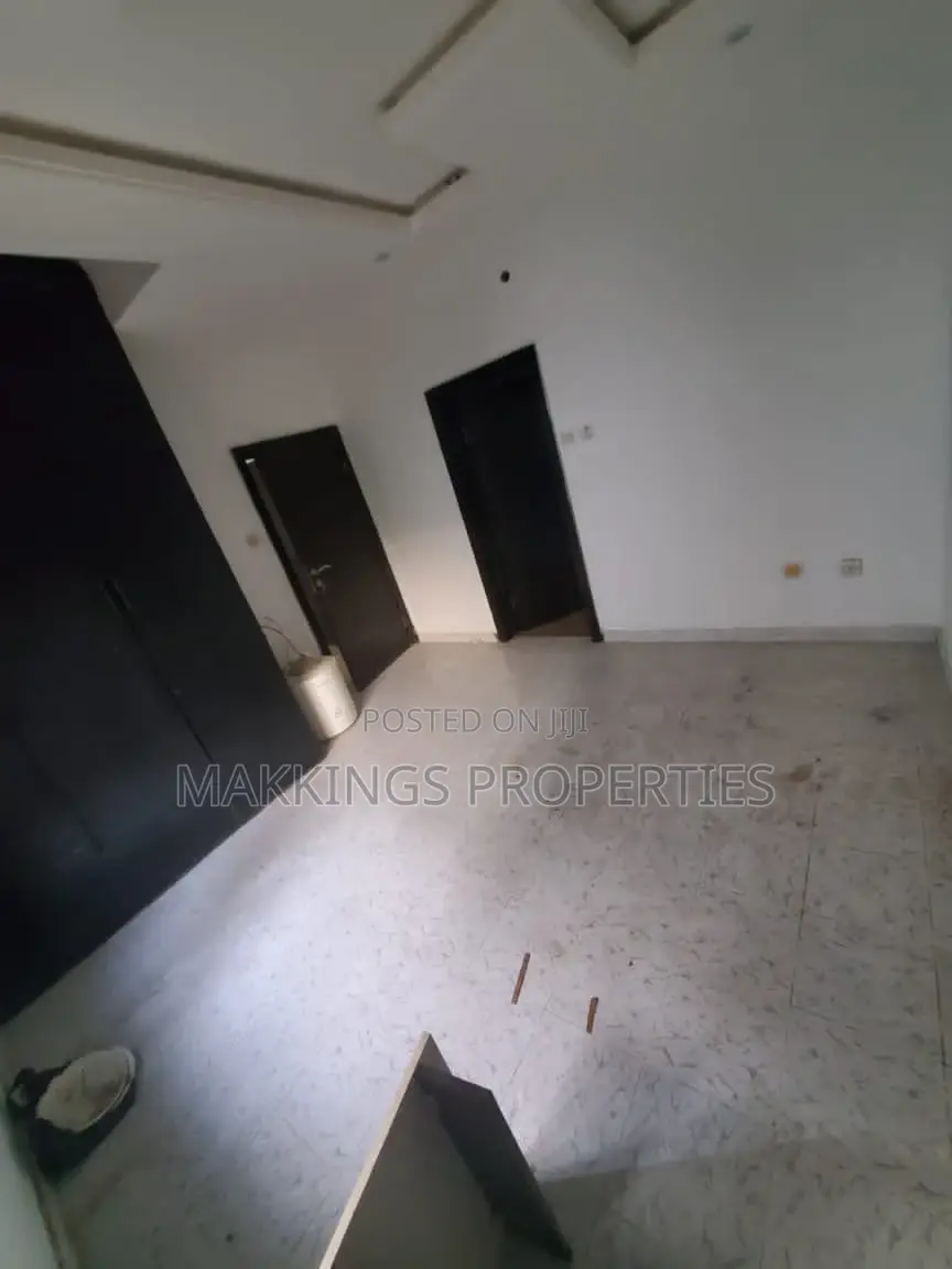Mini Flat in Chevron for rent in Chevron