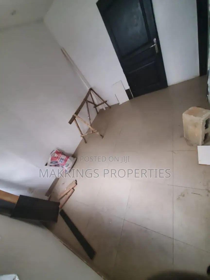 Mini Flat in Chevron for rent in Chevron