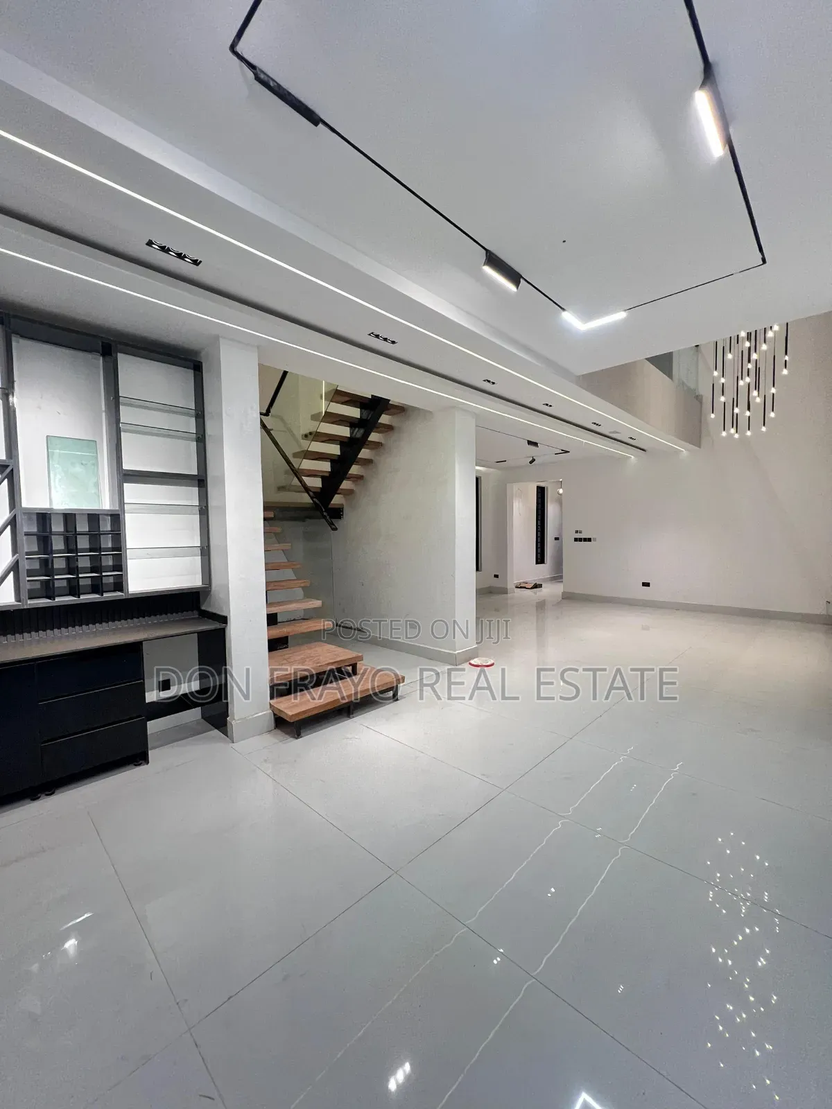 5bdrm Duplex in Freedom Way, Lagos Island (Eko) for sale in Lagos Island (Eko)