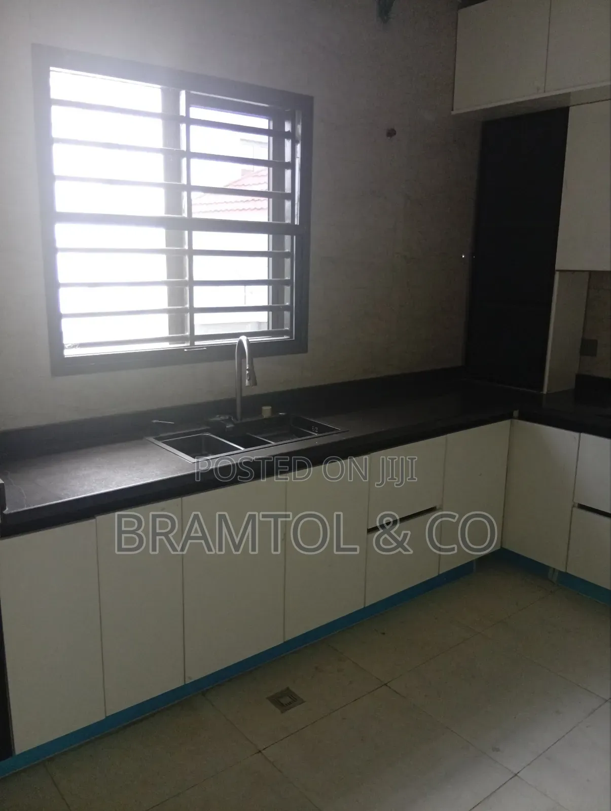 4bdrm Duplex in FHA for sale in FHA