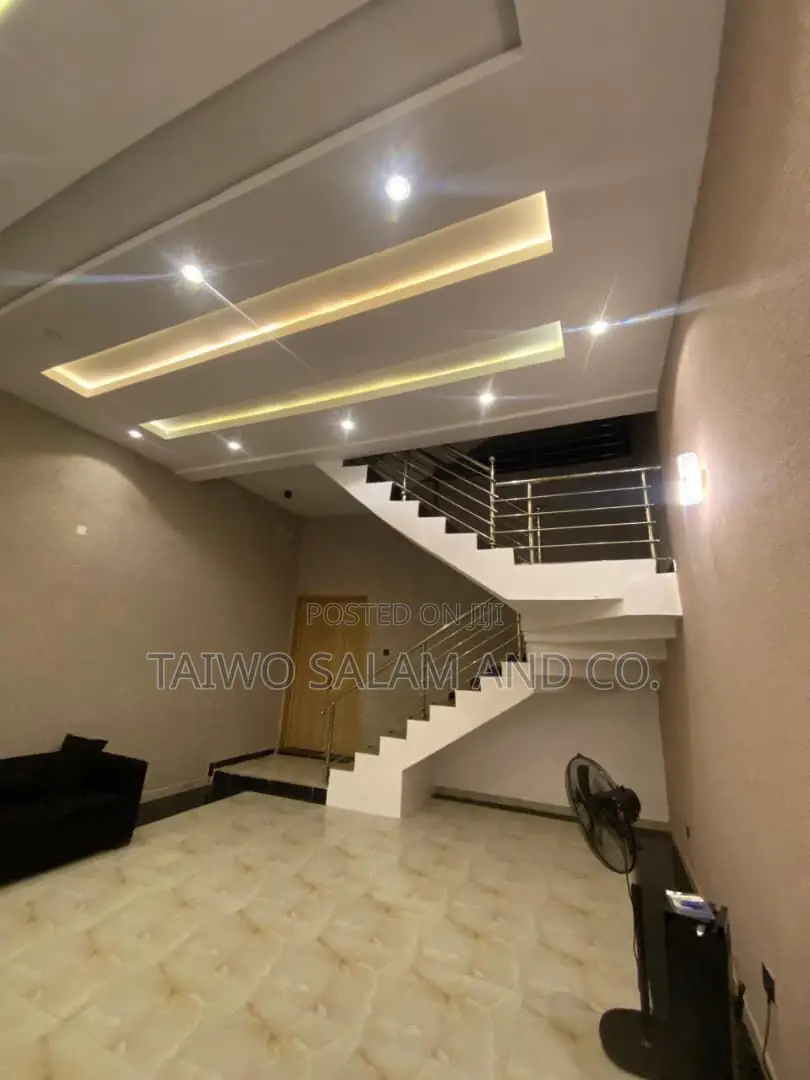 5bdrm Townhouse/Terrace in Basorun for Sale in Basorun