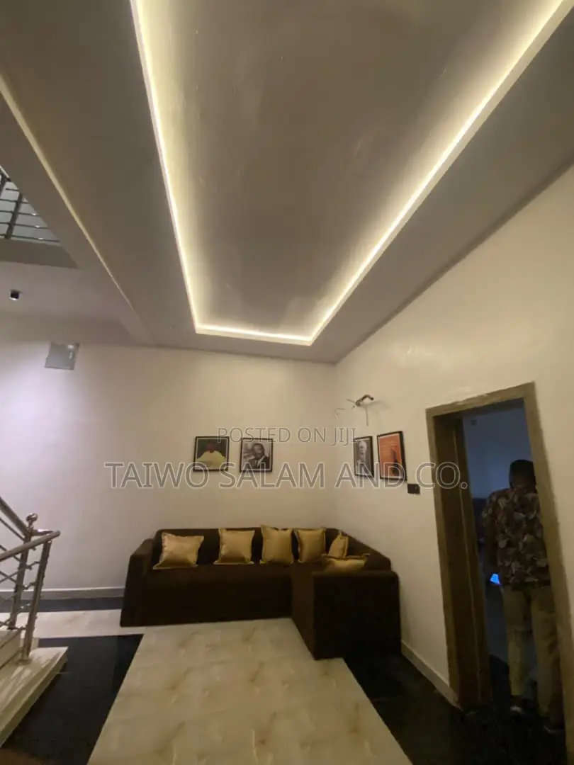 5bdrm Townhouse/Terrace in Basorun for Sale in Basorun