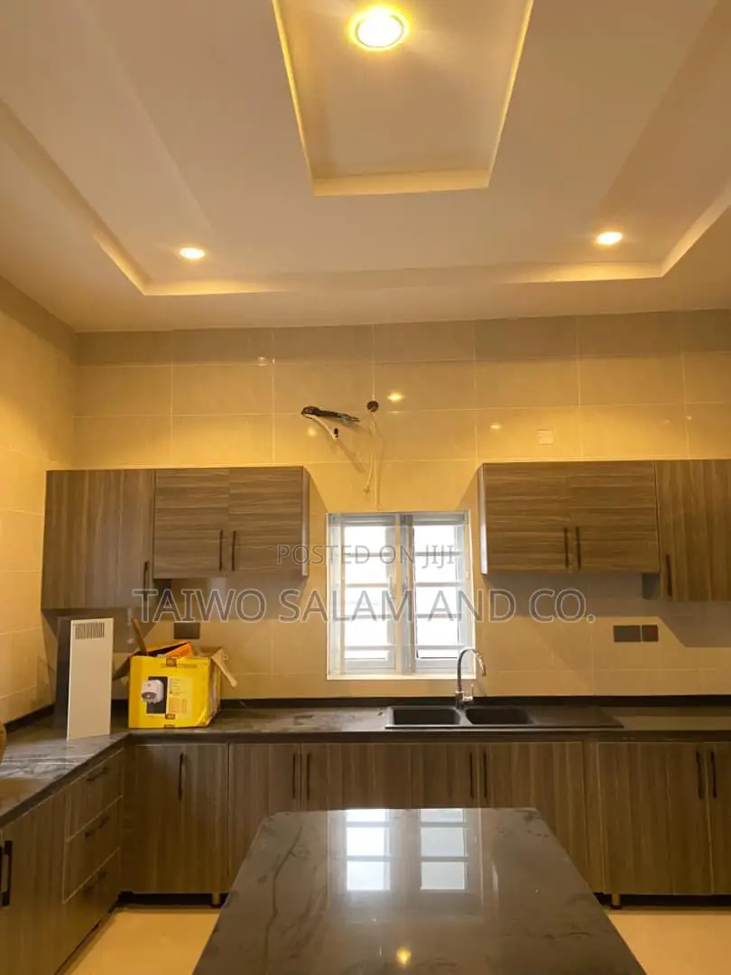 5bdrm Townhouse/Terrace in Basorun for Sale in Basorun