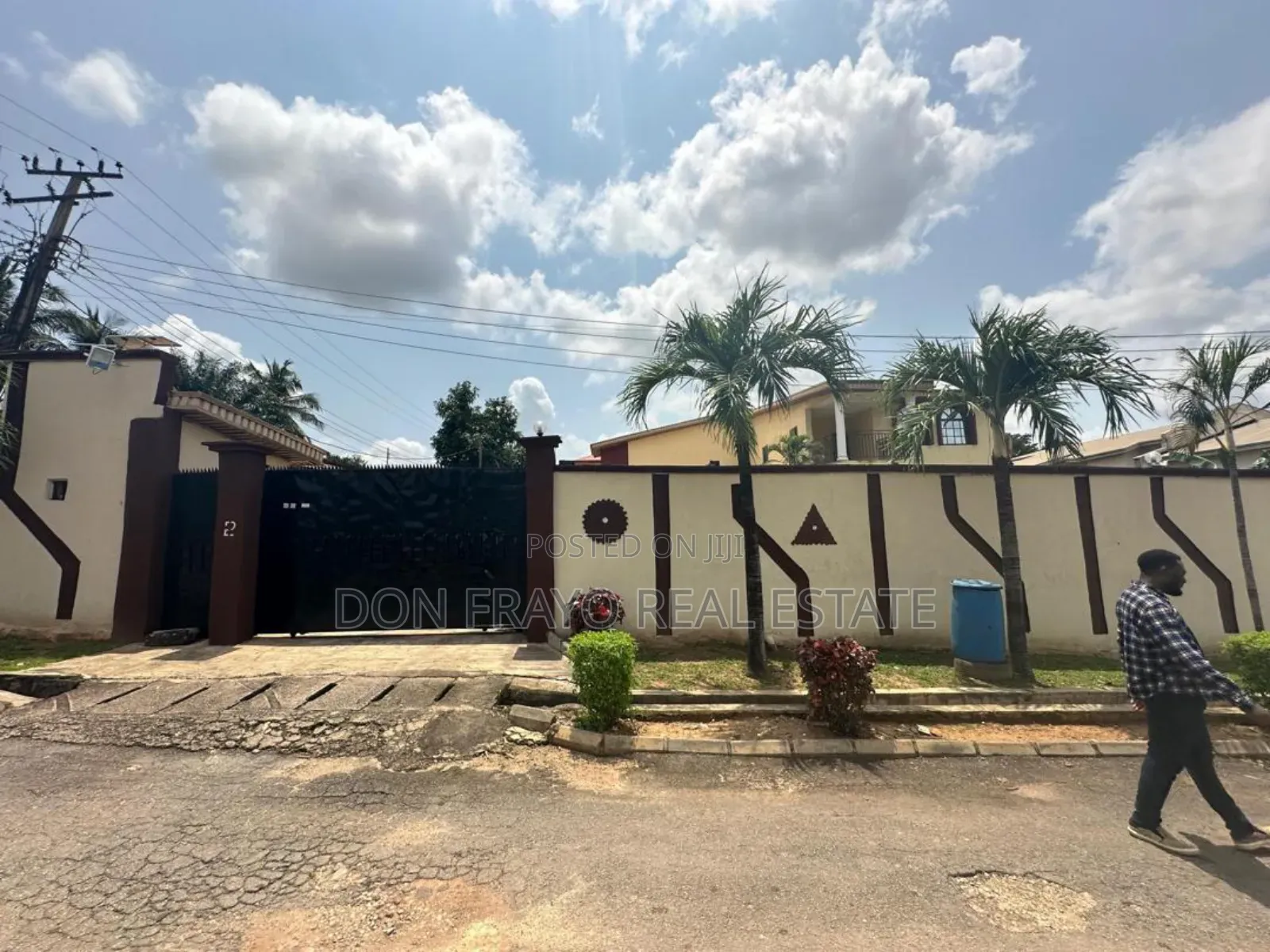 8bdrm Duplex in Parkia Estate, Alalubosa for sale in Alalubosa