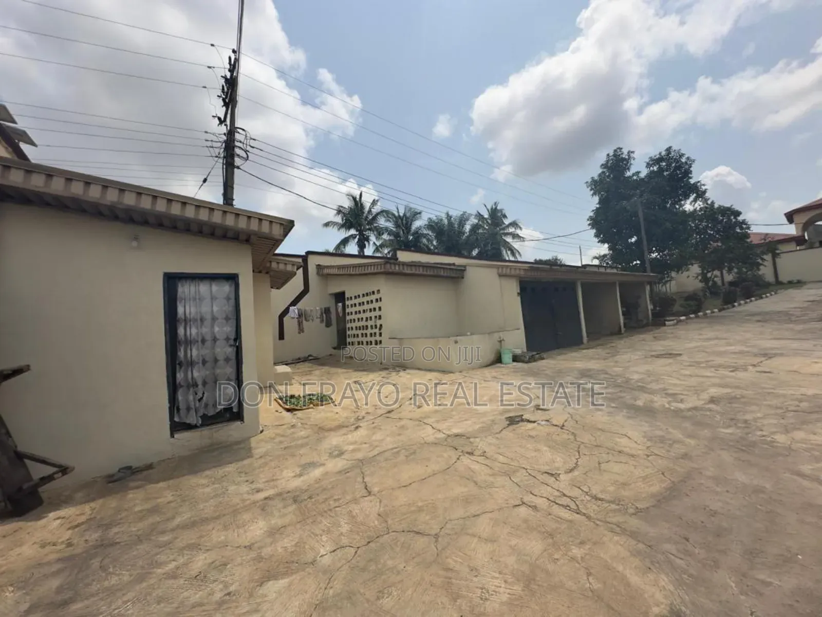 8bdrm Duplex in Parkia Estate, Alalubosa for sale in Alalubosa