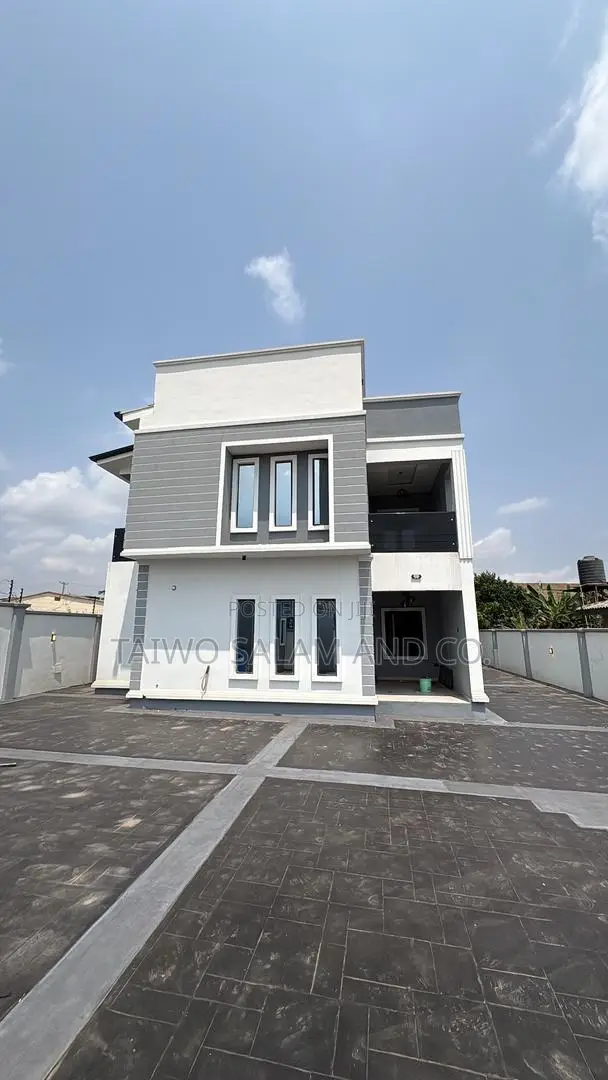 5bdrm Duplex in Oluyole Estate for sale in Oluyole Estate