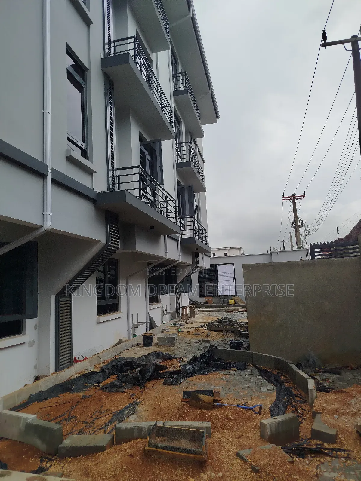 2bdrm Apartment in Kenneth Okonkwo for sale in Osapa london