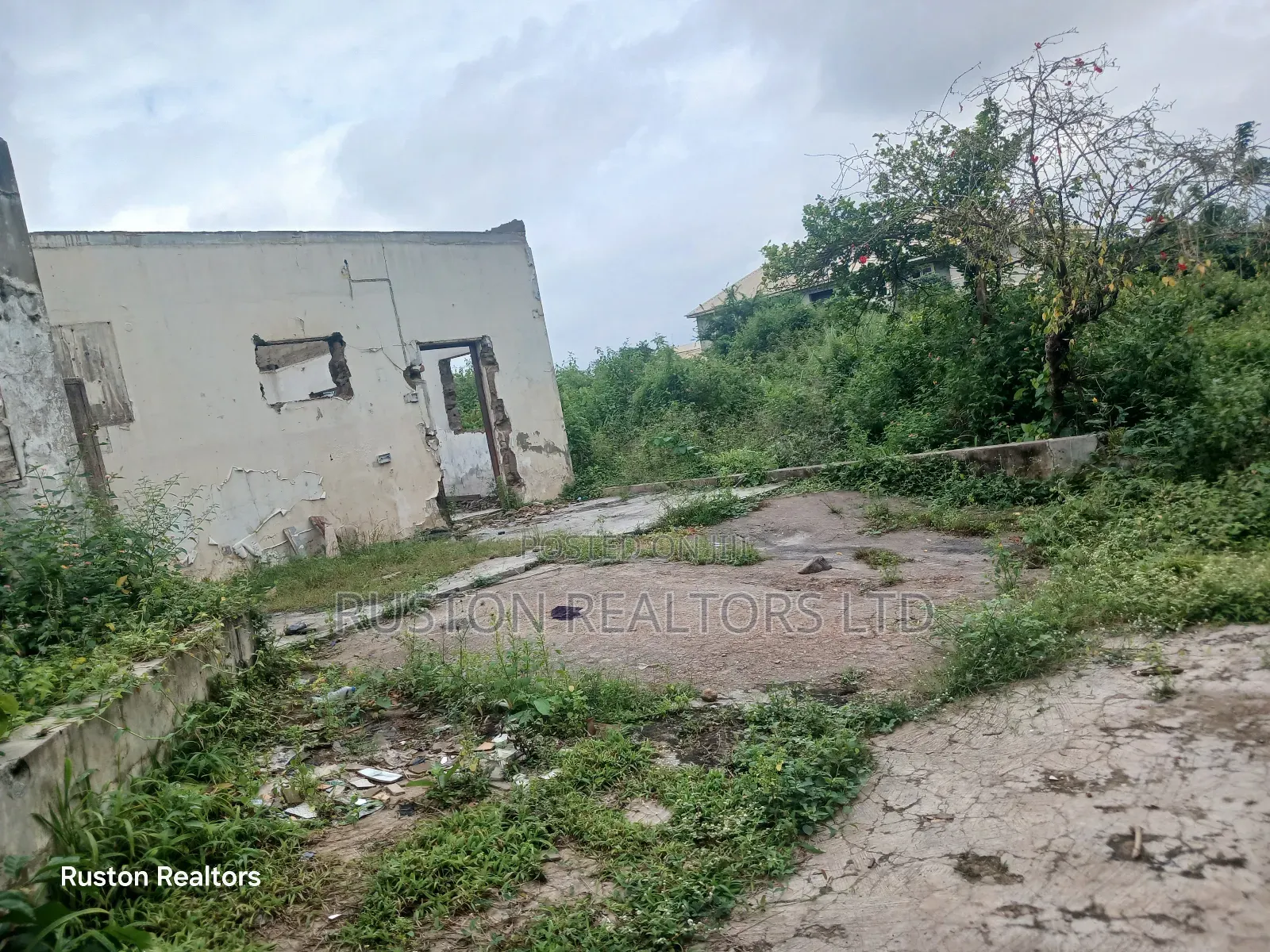Land Measuring About 2400sm in Ibadan