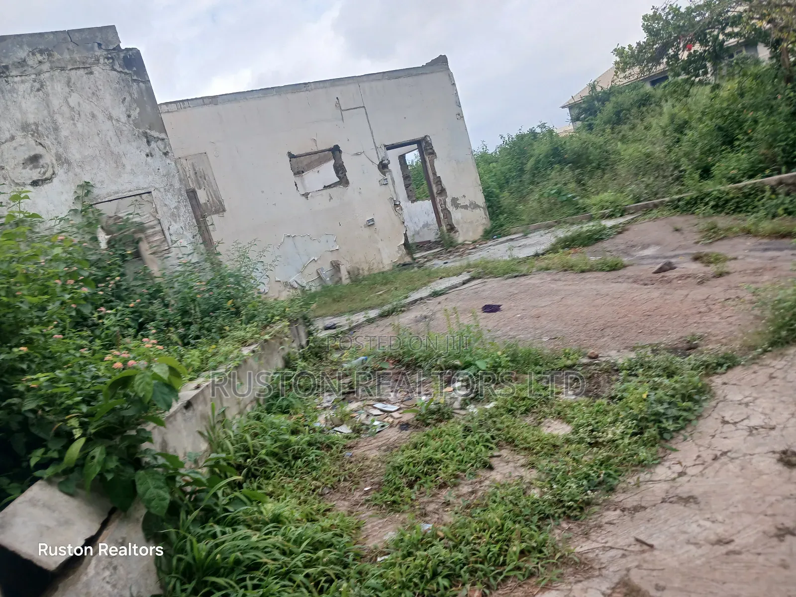 Land Measuring About 2400sm in Ibadan