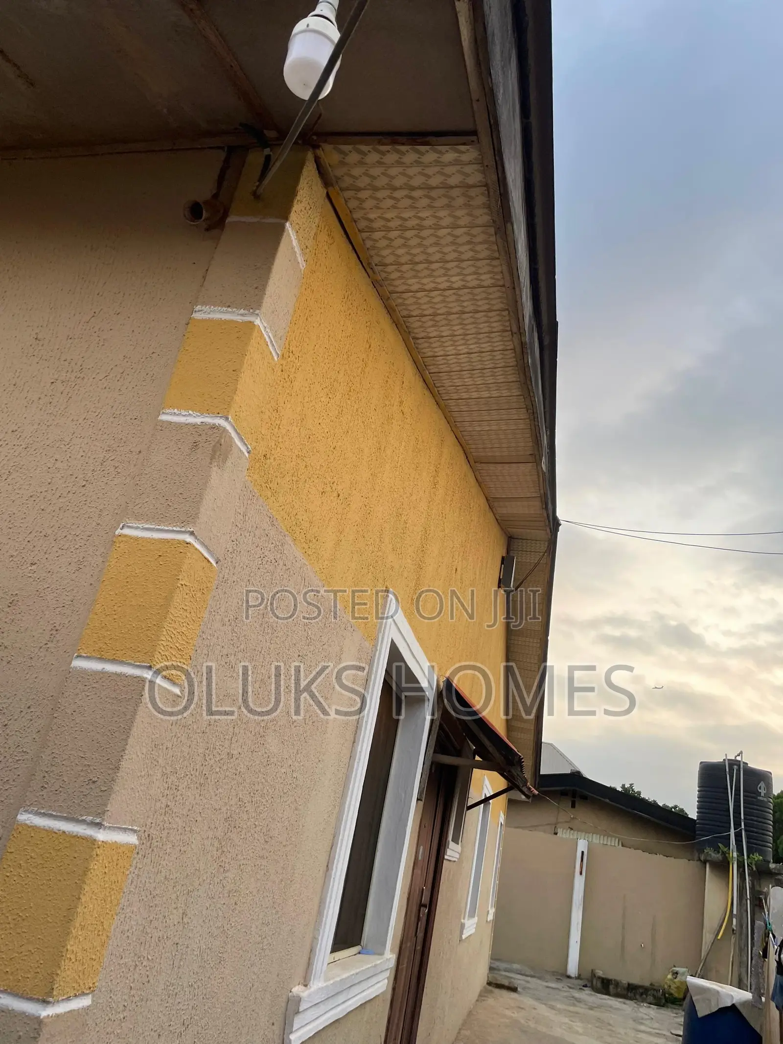 5bdrm Apartment in Akute Ajuwon for sale in Akute Ajuwon