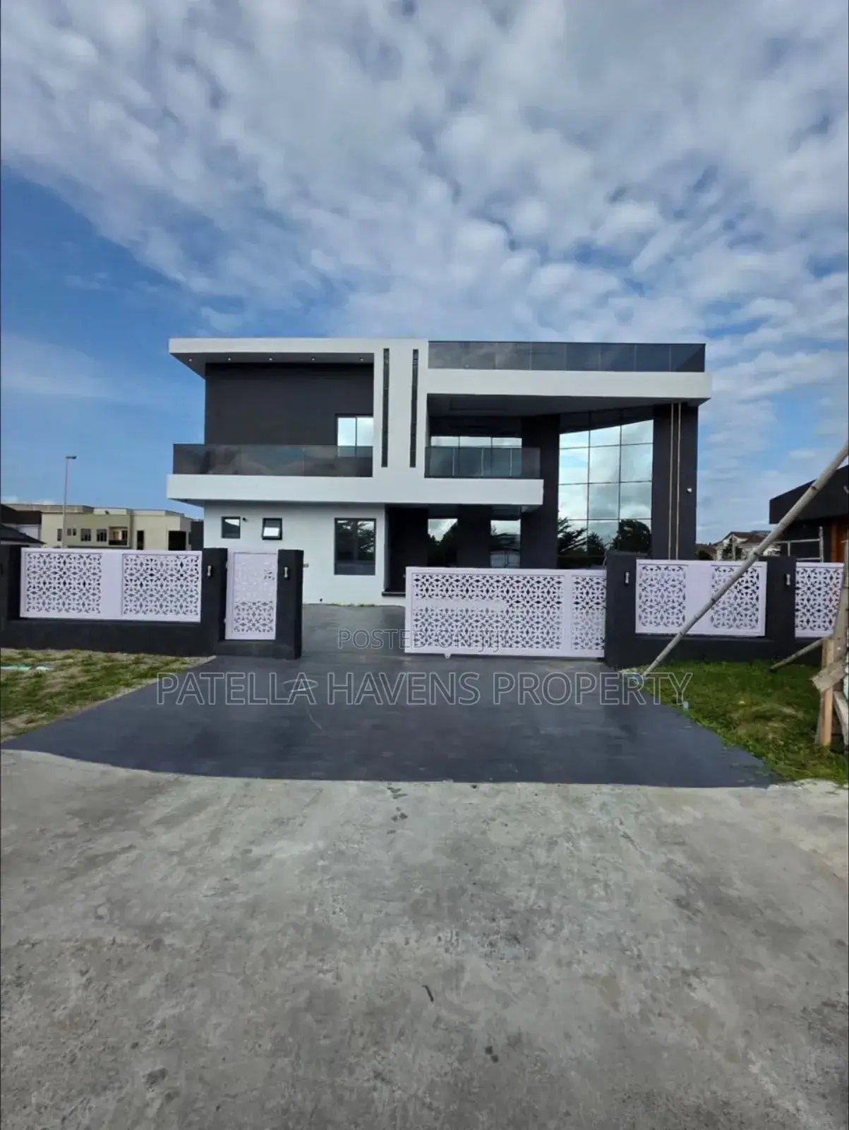 5bdrm Mansion in Royal Garden Estate, Ajah for sale in Ajah