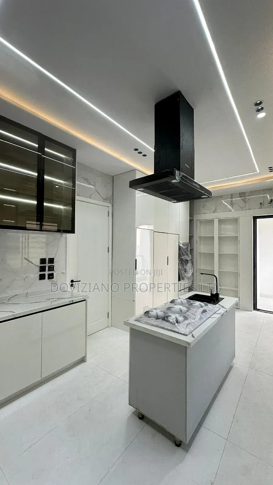 5bdrm Duplex in Chevron for sale in Chevron