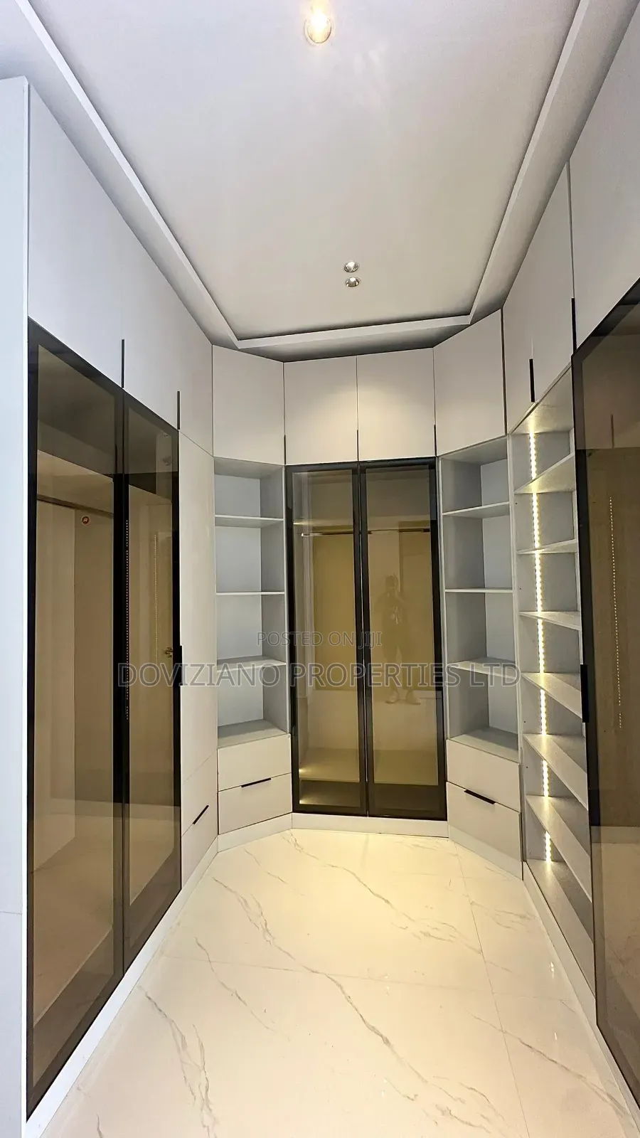 5bdrm Duplex in Chevron for sale in Chevron