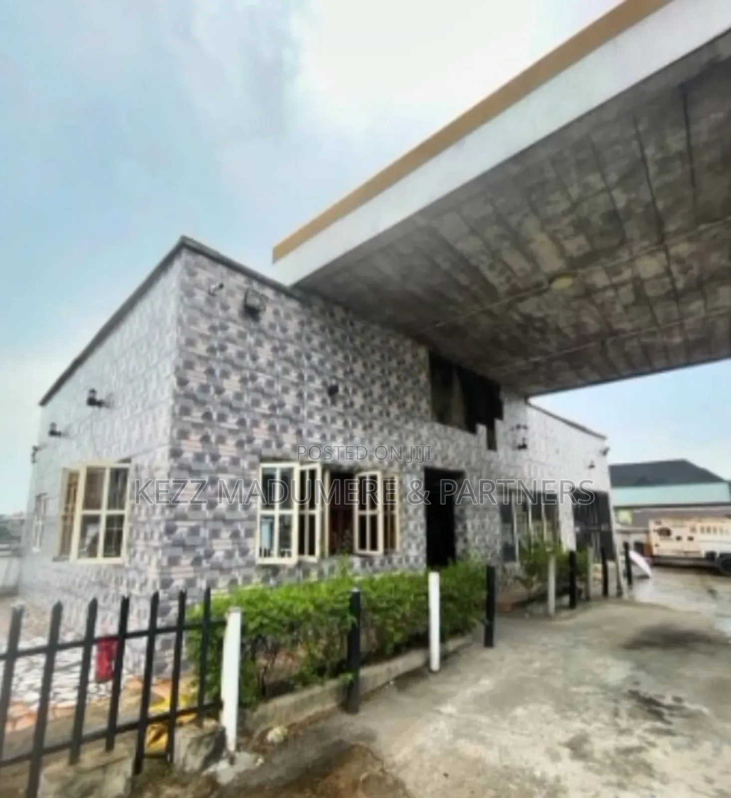 For Sale : Functional Filling Station in Port Harcourt in Port-Harcourt