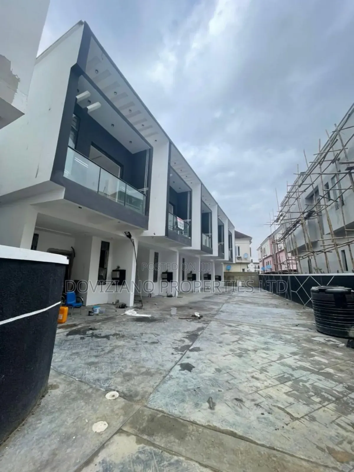 4bdrm Duplex in Chevron for sale in Chevron