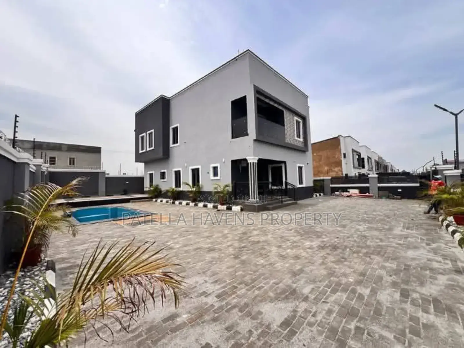 5bdrm Duplex in Lugbe District for sale in Lugbe District
