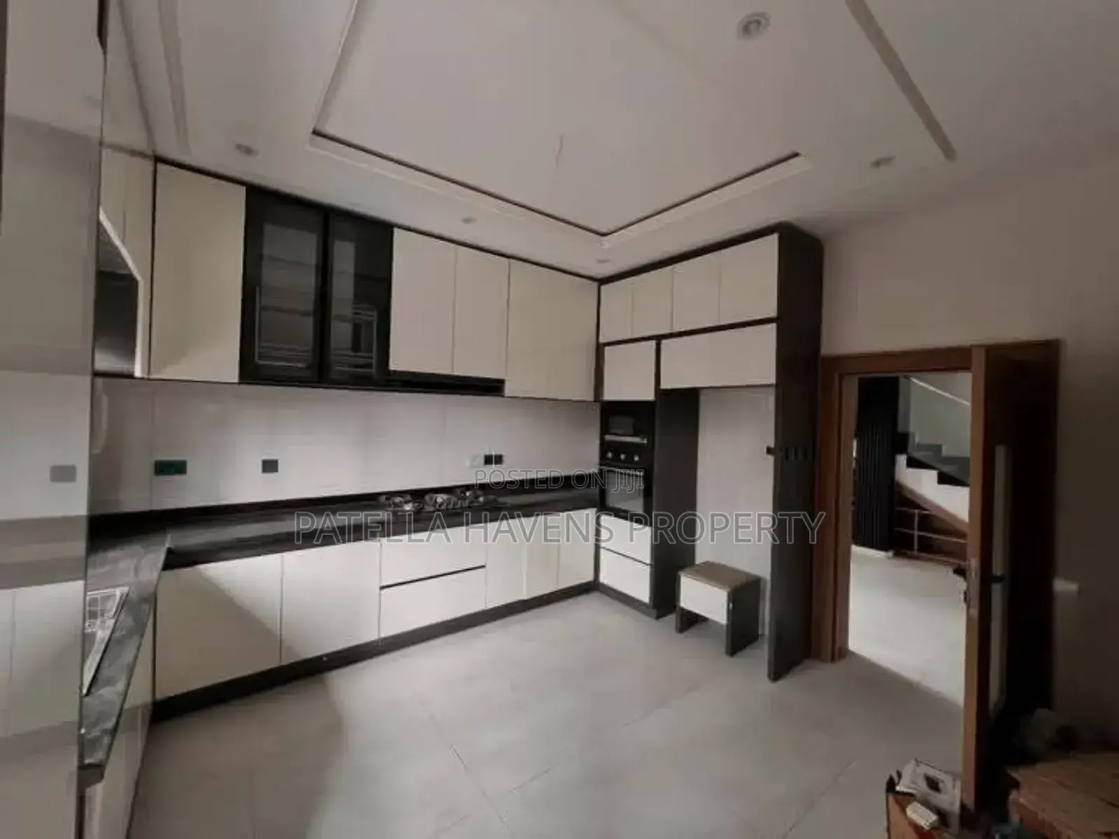 5bdrm Duplex in Lugbe District for sale in Lugbe District