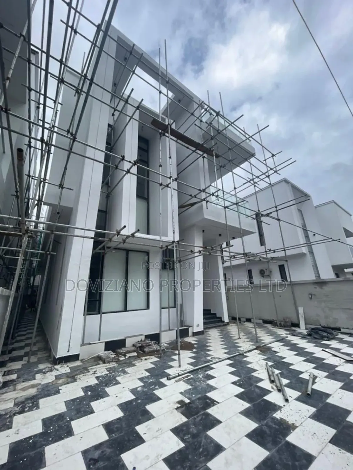 5bdrm Duplex in Chevron for sale in Chevron