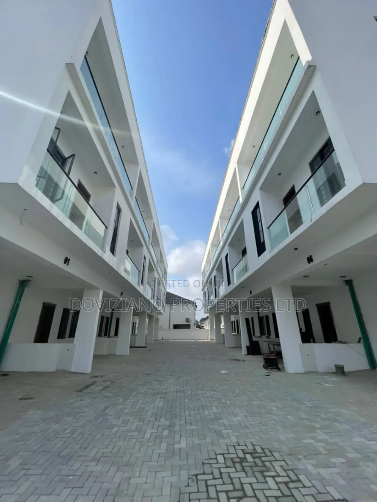 4bdrm Duplex in Chevron for sale in Chevron