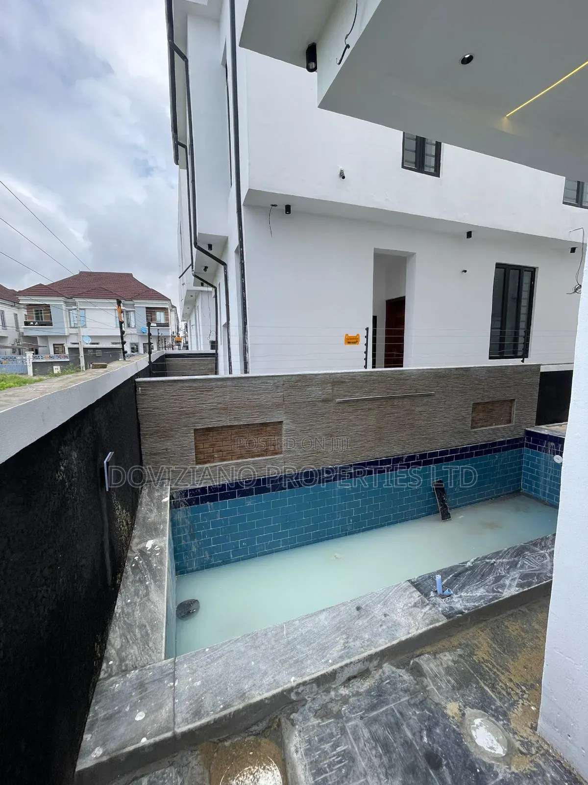 5bdrm Duplex in Chevron for sale in Chevron