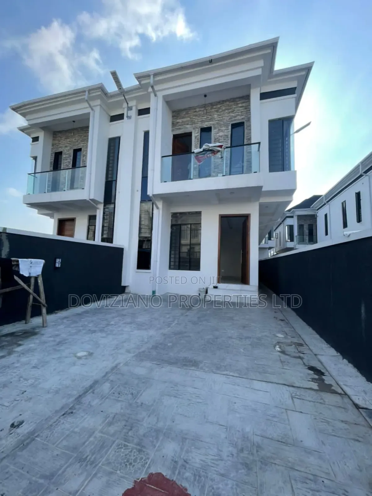 4bdrm Duplex in Ikota for sale in Ikota