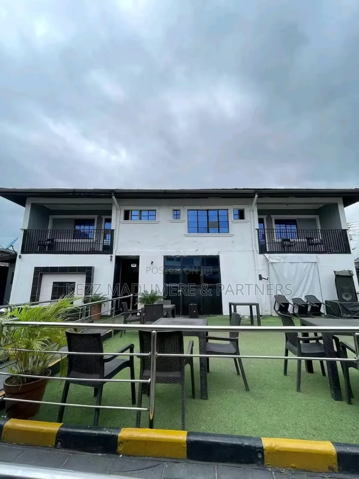 For Sale : 10 Rooms Hotel in Port Harcourt in Port-Harcourt