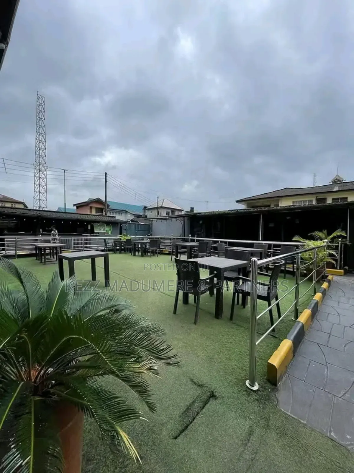 For Sale : 10 Rooms Hotel in Port Harcourt in Port-Harcourt