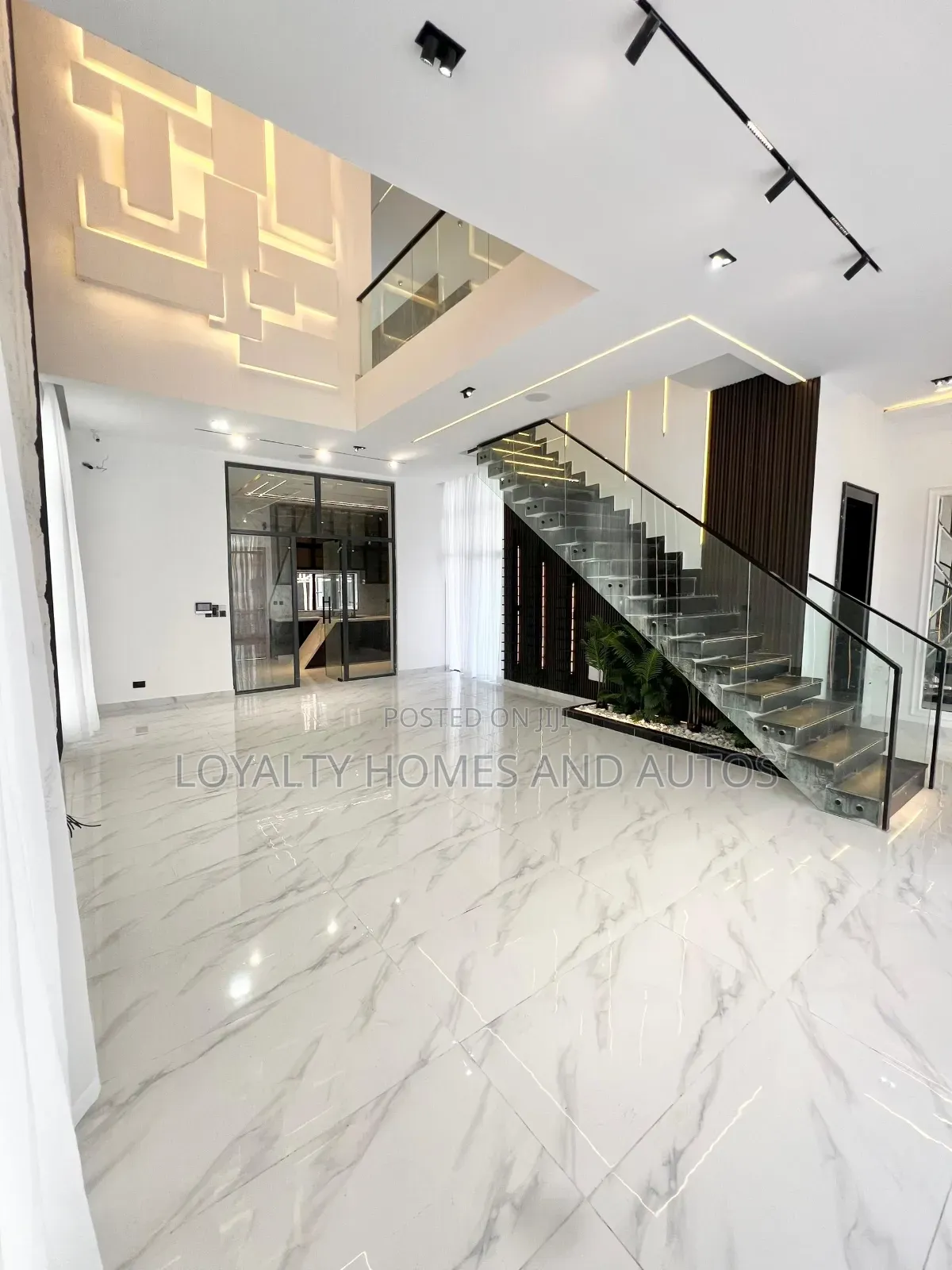 Furnished 5bdrm Duplex in Chevron for sale in Chevron