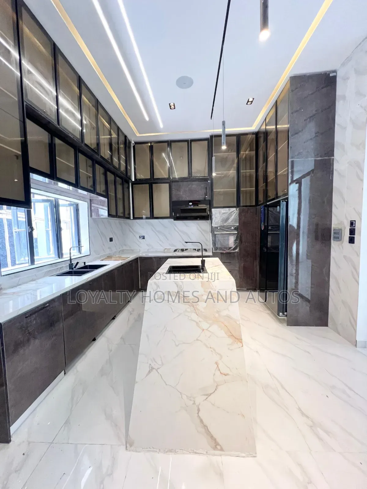 Furnished 5bdrm Duplex in Chevron for sale in Chevron