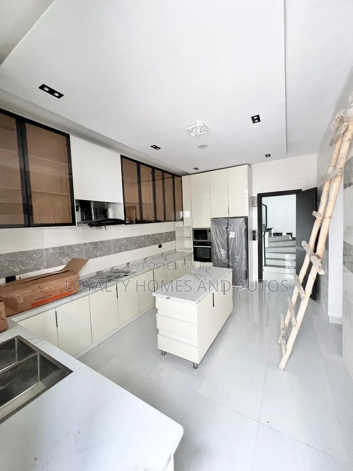 Furnished 5bdrm Duplex in Chevron for sale in Chevron