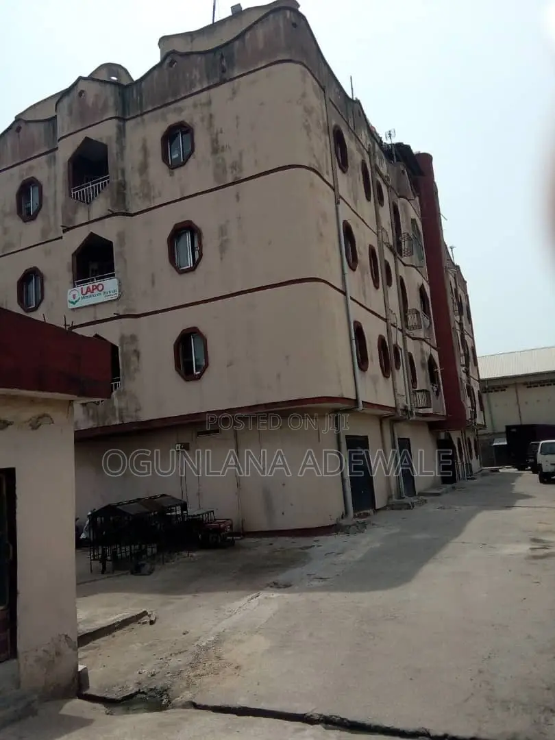 20bdrm Block of Flats in Alaba for sale in Alaba