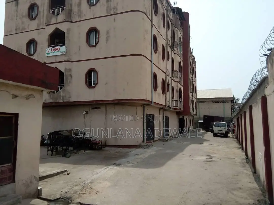 20bdrm Block of Flats in Alaba for sale in Alaba