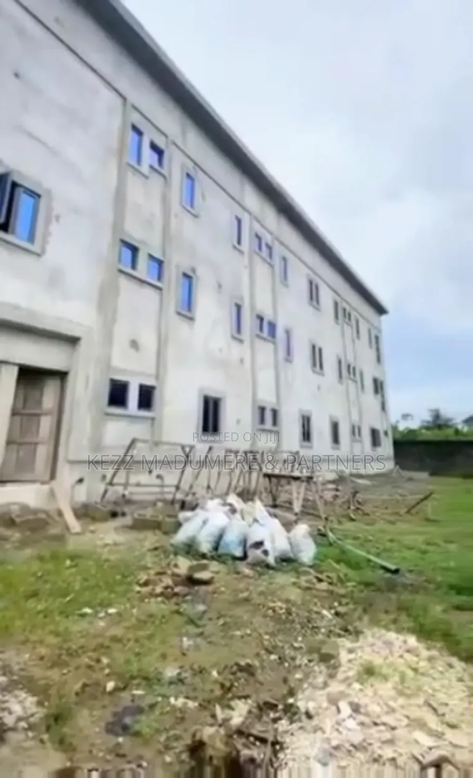 For Sale : 21 Rooms Uncompleted Hotel in Rukpokwu, Port Harcourt in Port-Harcourt