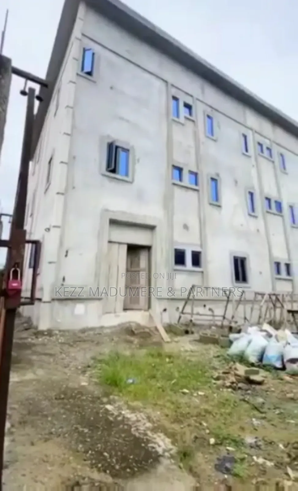 For Sale : 21 Rooms Uncompleted Hotel in Rukpokwu, Port Harcourt in Port-Harcourt