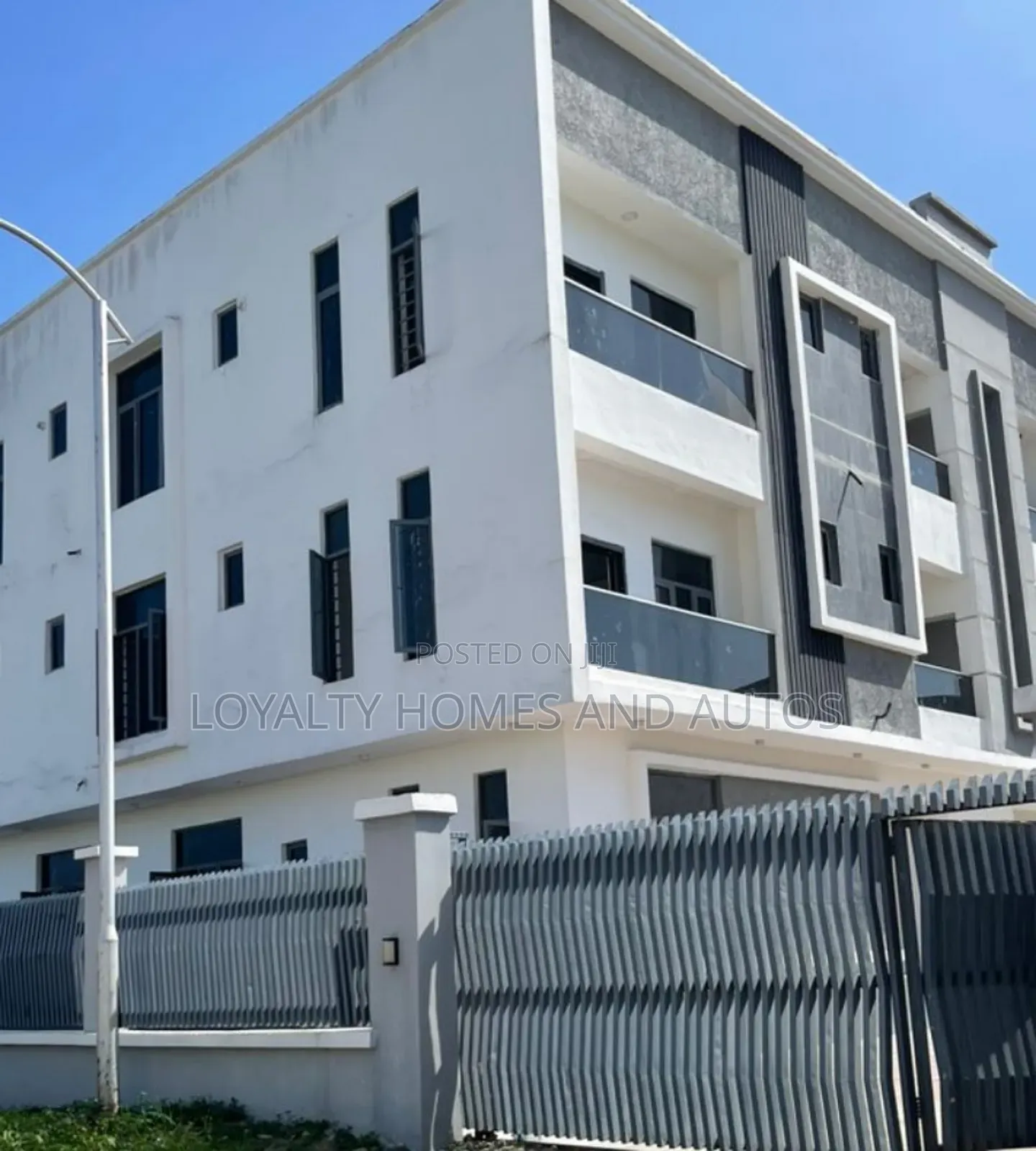 Furnished 3bdrm Block of Flats in Periwinkle Estate, Lekki Phase 1 in Lekki Phase 1