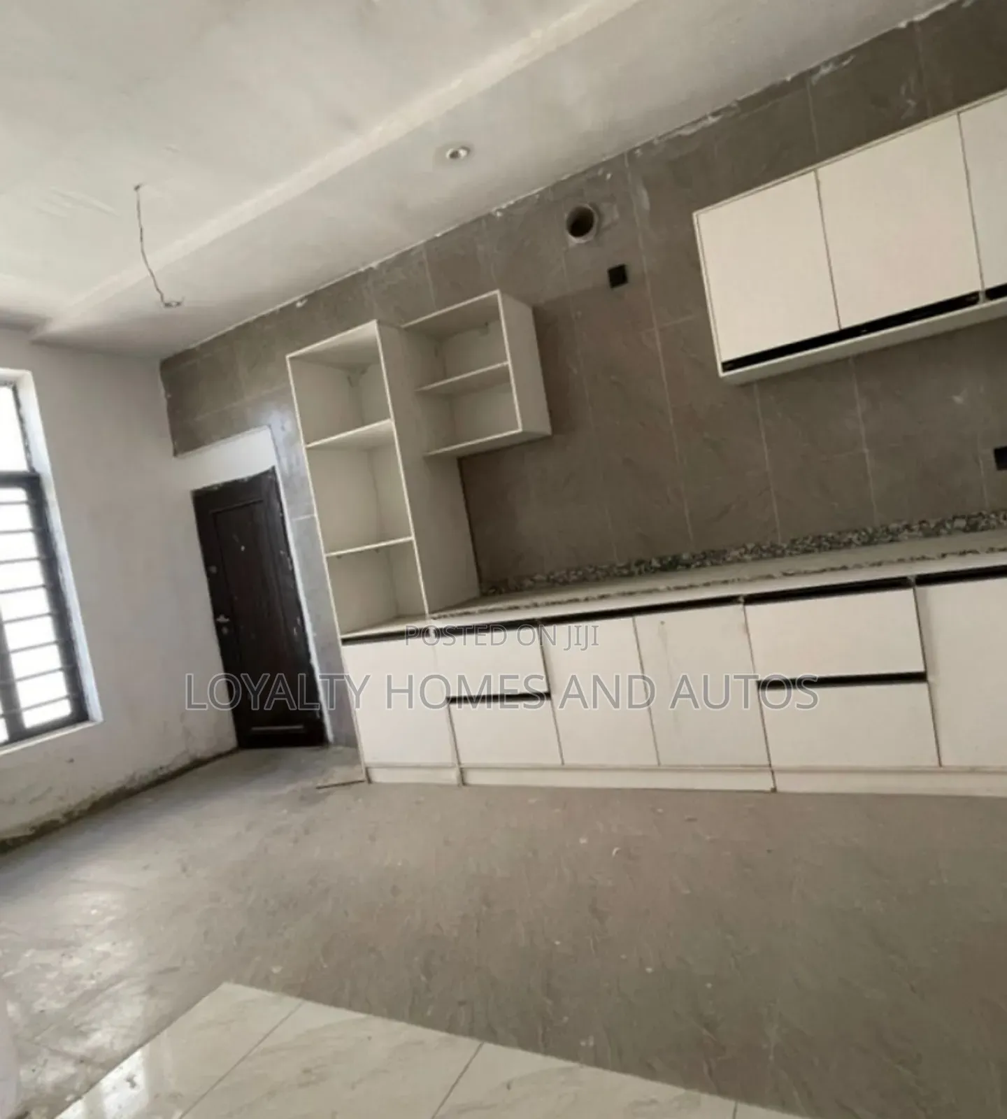 Furnished 3bdrm Block of Flats in Periwinkle Estate, Lekki Phase 1 in Lekki Phase 1