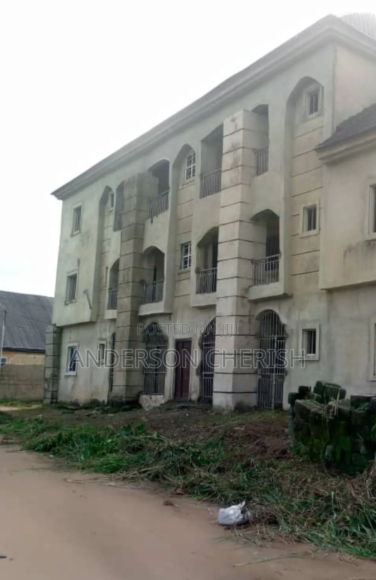 13bdrm Block of Flats in Along Port Harcourt for sale in Owerri