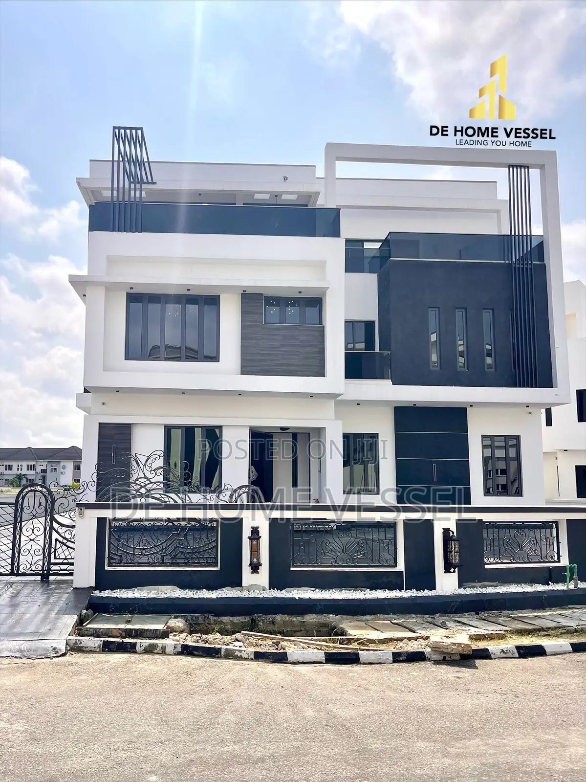 6bdrm Duplex in Osapa london for sale in Osapa london
