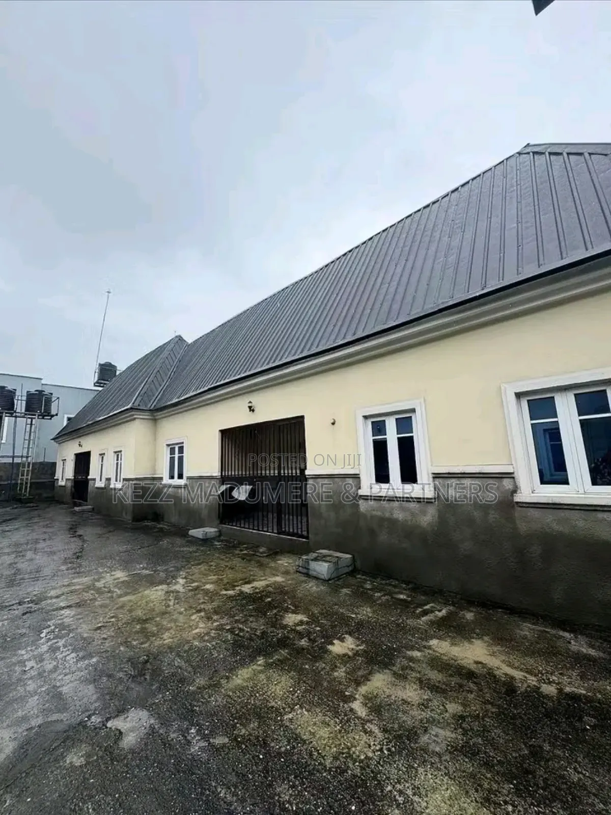 5bdrm Block of Flats in Eneka Eliozu Link for sale in Eliozu