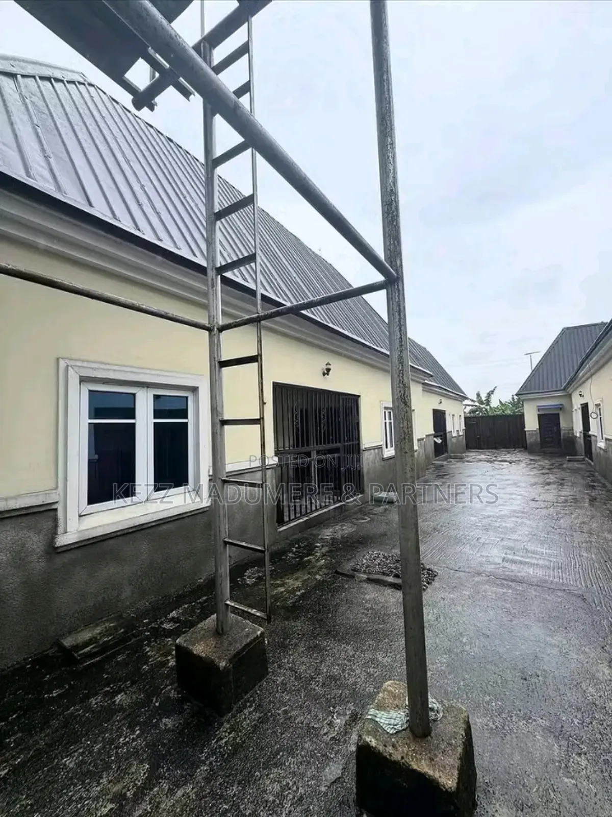 5bdrm Block of Flats in Eneka Eliozu Link for sale in Eliozu