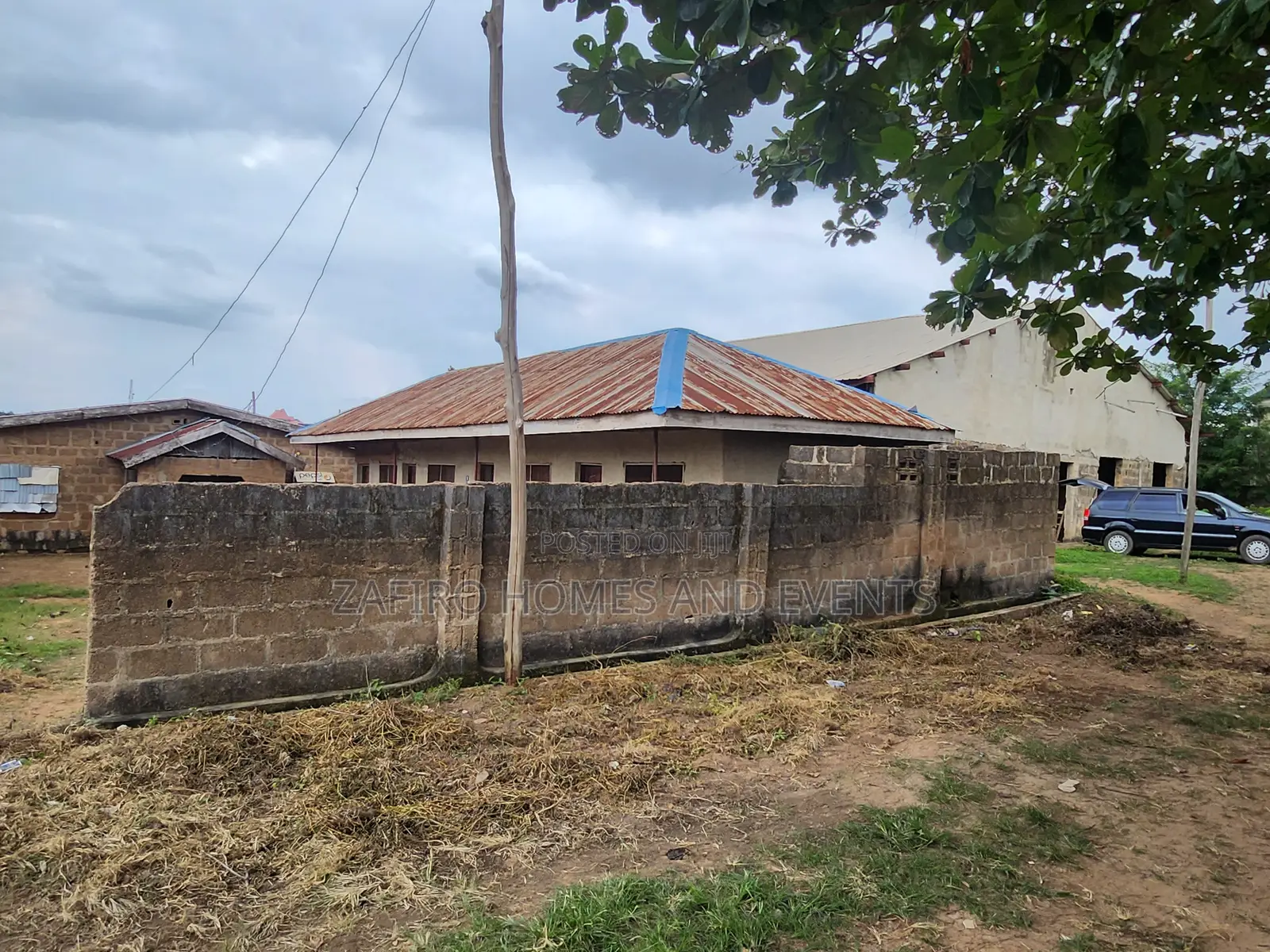 Nice 300m2 Land With Building at Maberi Idi Ishin Off Akala Epxress in Akala Express