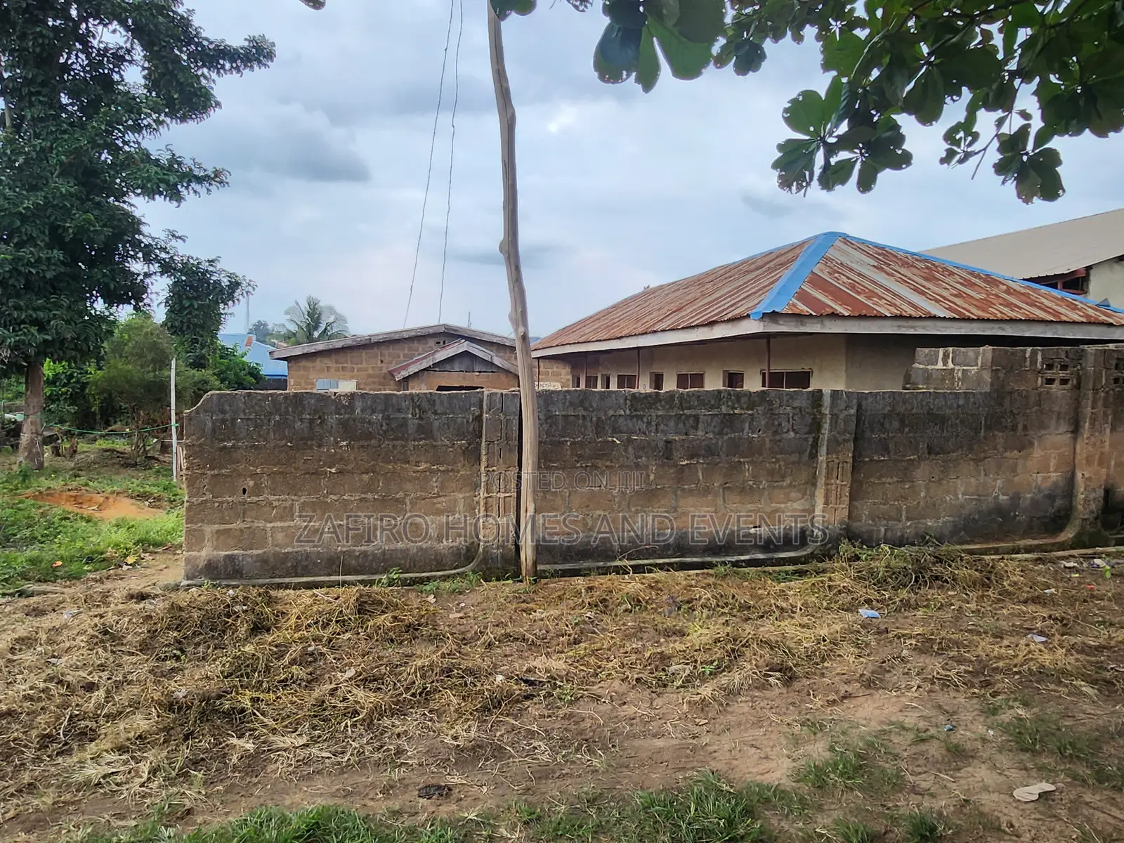 Nice 300m2 Land With Building at Maberi Idi Ishin Off Akala Epxress in Akala Express